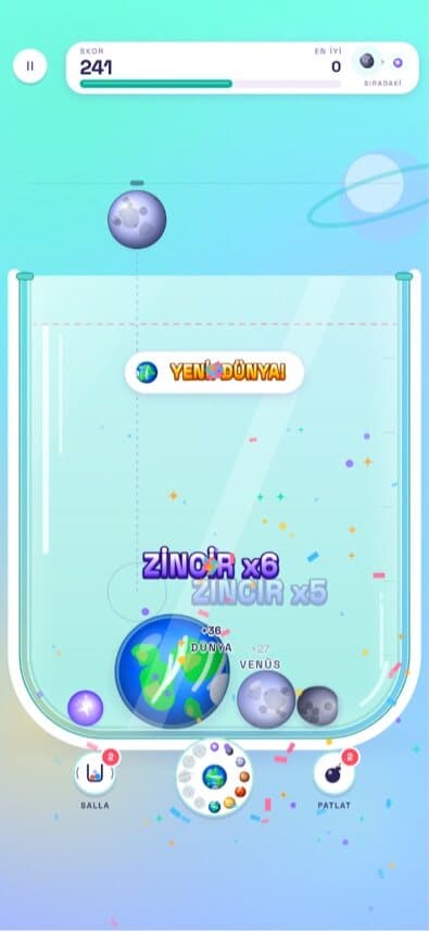 GEZEGEN gameplay: planets of growing size merge inside a glass jar, with a chain combo label and the next planet waiting above